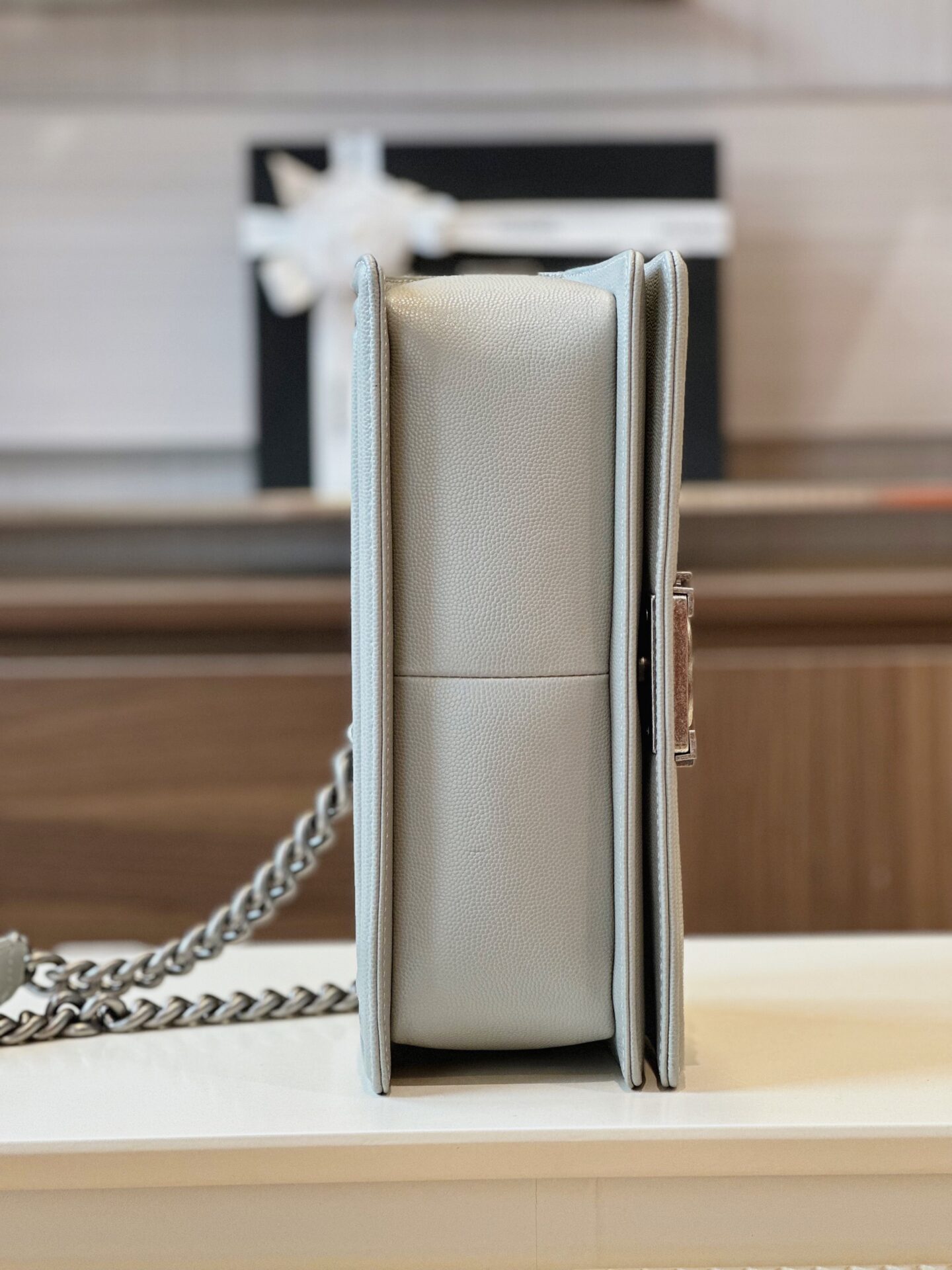 Túi Xách Chanel Boy Medium Replica 11 Cao Cấp Màu Xám 25cm (6) Túi Xách Chanel Boy Medium Replica 11 Cao Cấp Màu Xám 25cm (2)