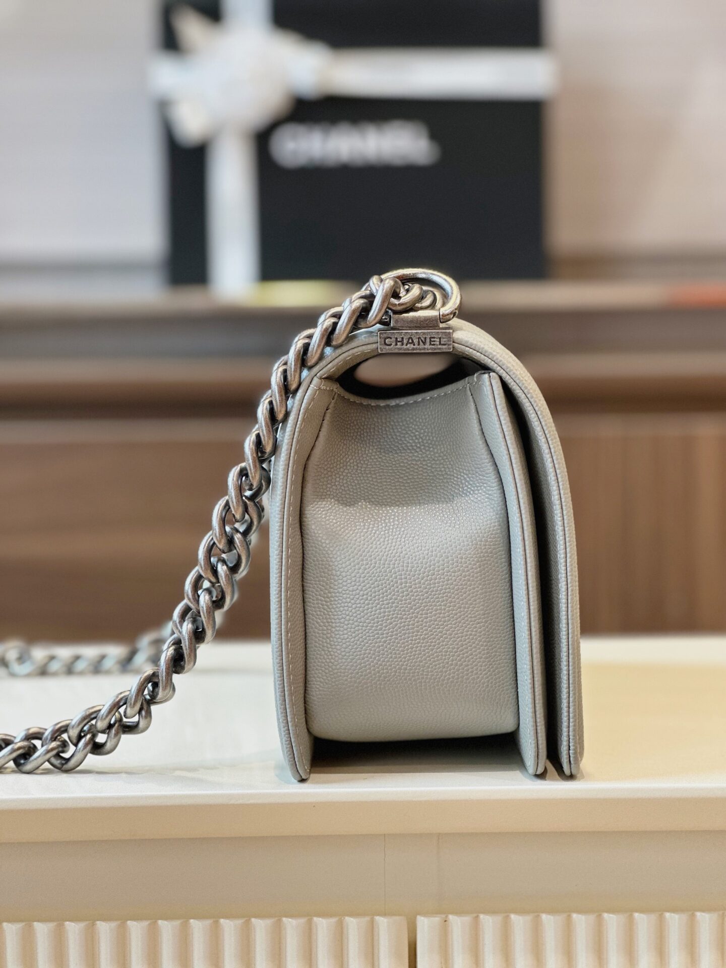 Túi Xách Chanel Boy Medium Replica 11 Cao Cấp Màu Xám 25cm (7) Túi Xách Chanel Boy Medium Replica 11 Cao Cấp Màu Xám 25cm (2)