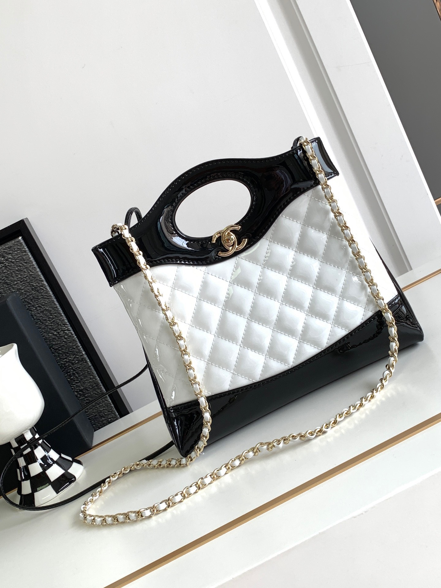 Túi Xách Hàng Hiệu Chanel 31 Bag Nữ Màu Trắng 22x23x5 (1) Túi Xách Hàng Hiệu Chanel 31 Bag Nữ Màu Trắng 22x23x5 (2)