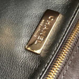 Túi Xách Hàng Hiệu Chanel 31 Bag Nữ Màu Trắng 22x23x5 (2)