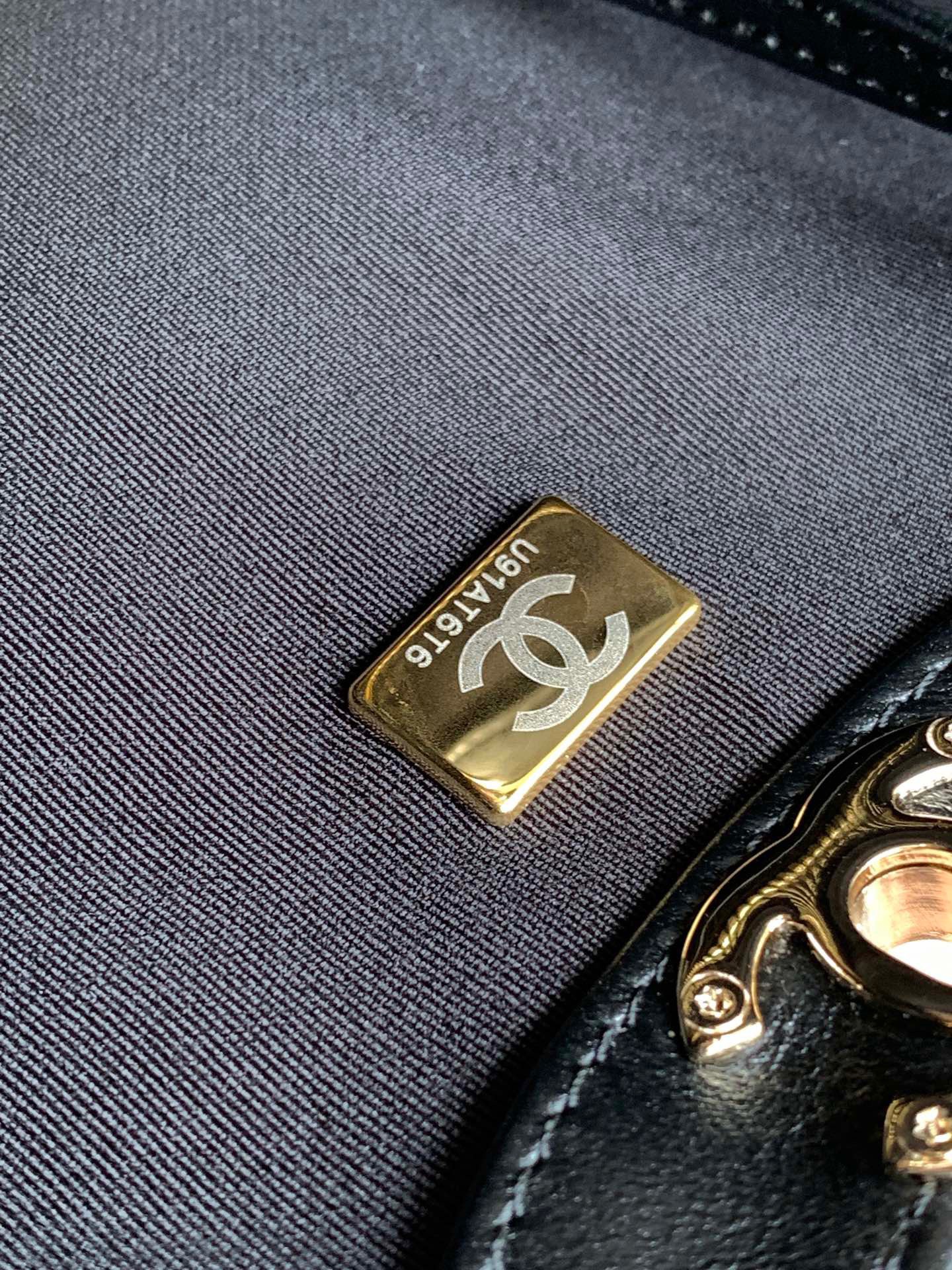 Túi Xách Hàng Hiệu Chanel 31 Bag Nữ Màu Trắng 22x23x5 (3) Túi Xách Hàng Hiệu Chanel 31 Bag Nữ Màu Trắng 22x23x5 (2)