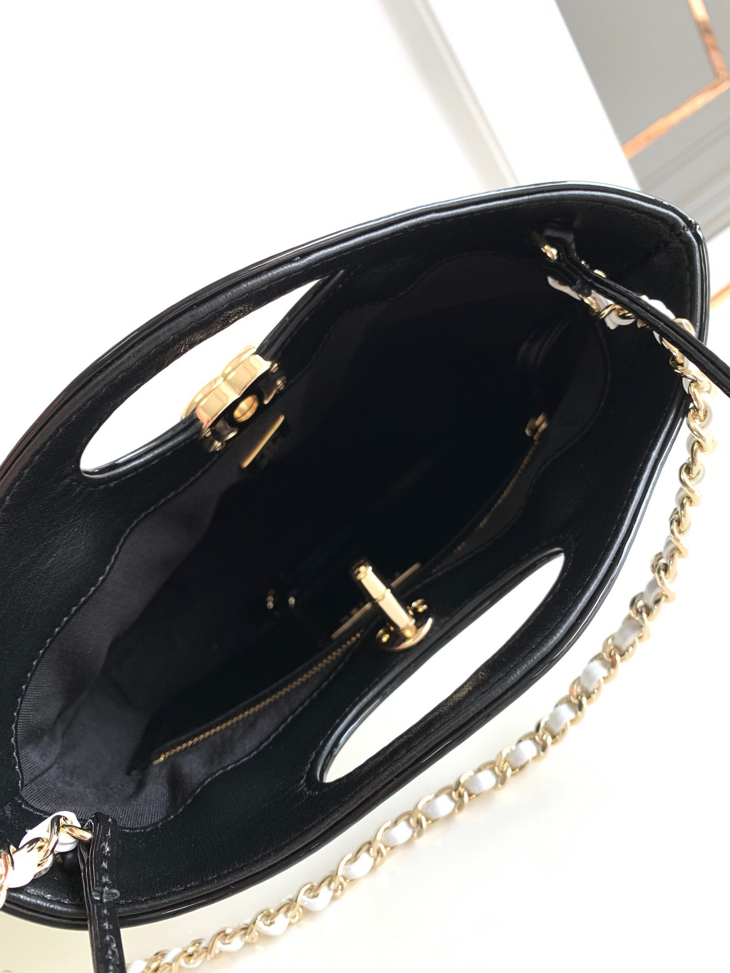 Túi Xách Hàng Hiệu Chanel 31 Bag Nữ Màu Trắng 22x23x5 (4) Túi Xách Hàng Hiệu Chanel 31 Bag Nữ Màu Trắng 22x23x5 (2)