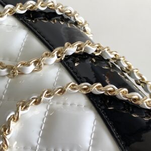 Túi Xách Hàng Hiệu Chanel 31 Bag Nữ Màu Trắng 22x23x5 (2)