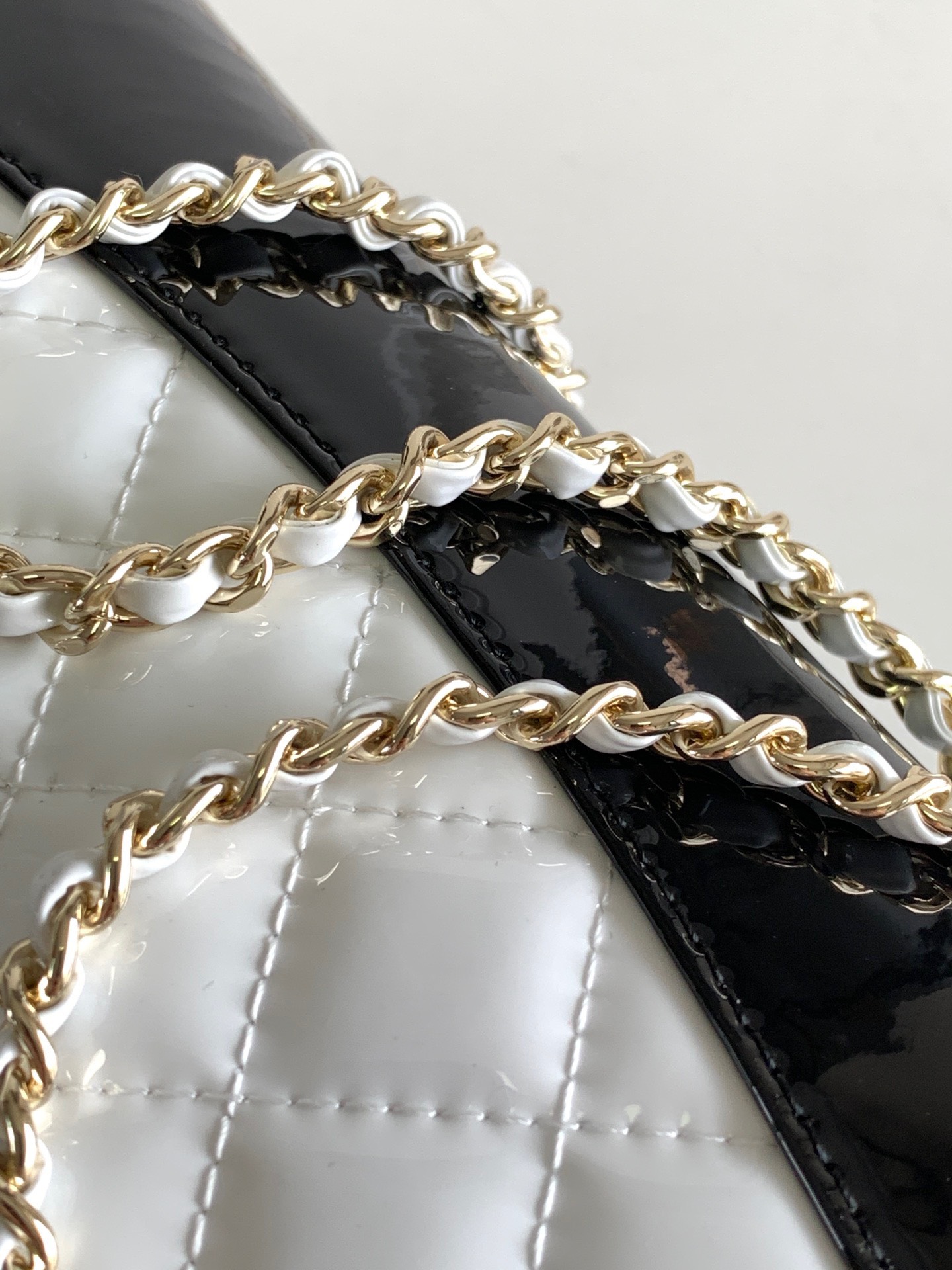 Túi Xách Hàng Hiệu Chanel 31 Bag Nữ Màu Trắng 22x23x5 (5) Túi Xách Hàng Hiệu Chanel 31 Bag Nữ Màu Trắng 22x23x5 (2)