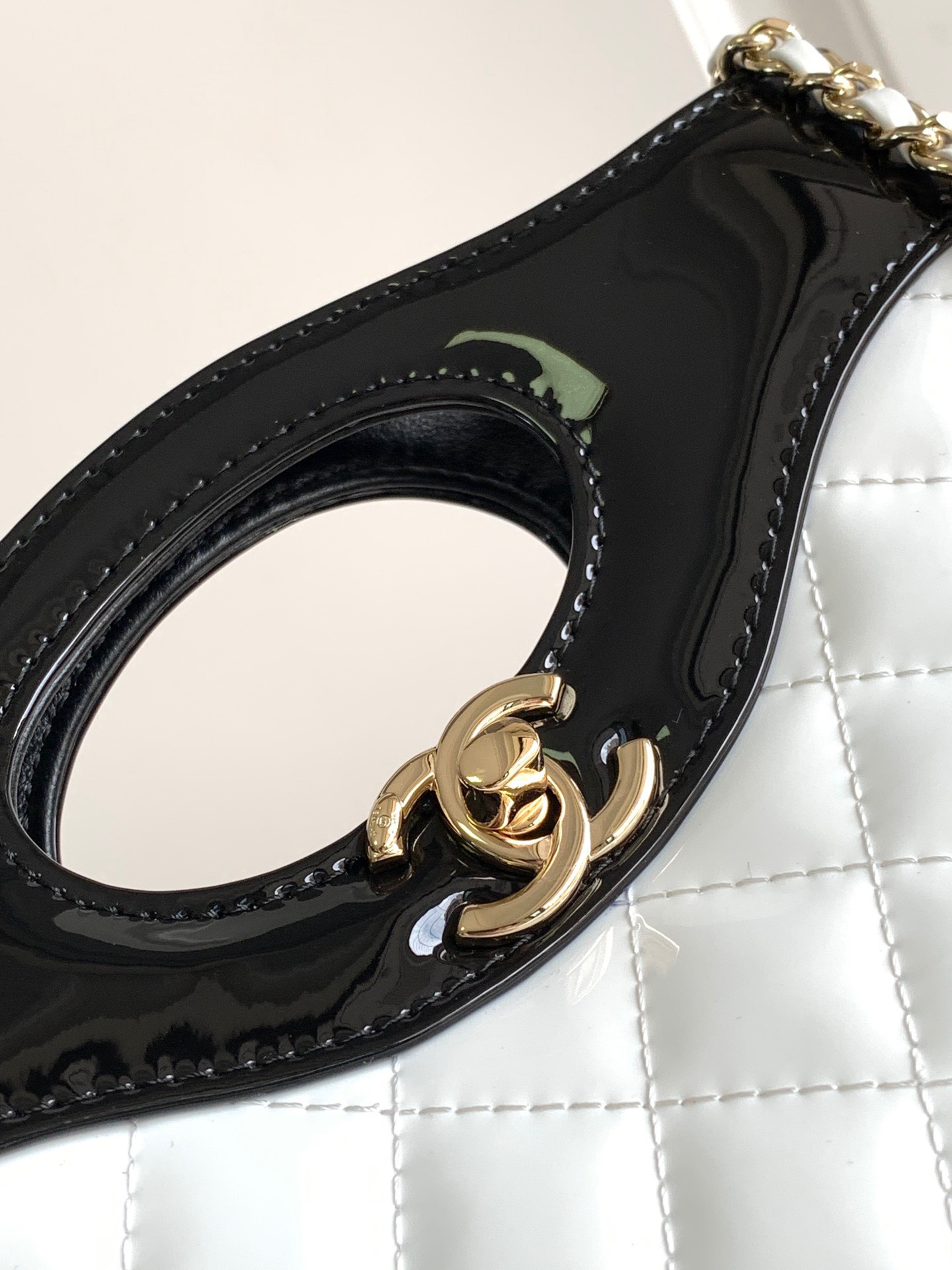 Túi Xách Hàng Hiệu Chanel 31 Bag Nữ Màu Trắng 22x23x5 (6) Túi Xách Hàng Hiệu Chanel 31 Bag Nữ Màu Trắng 22x23x5 (2)