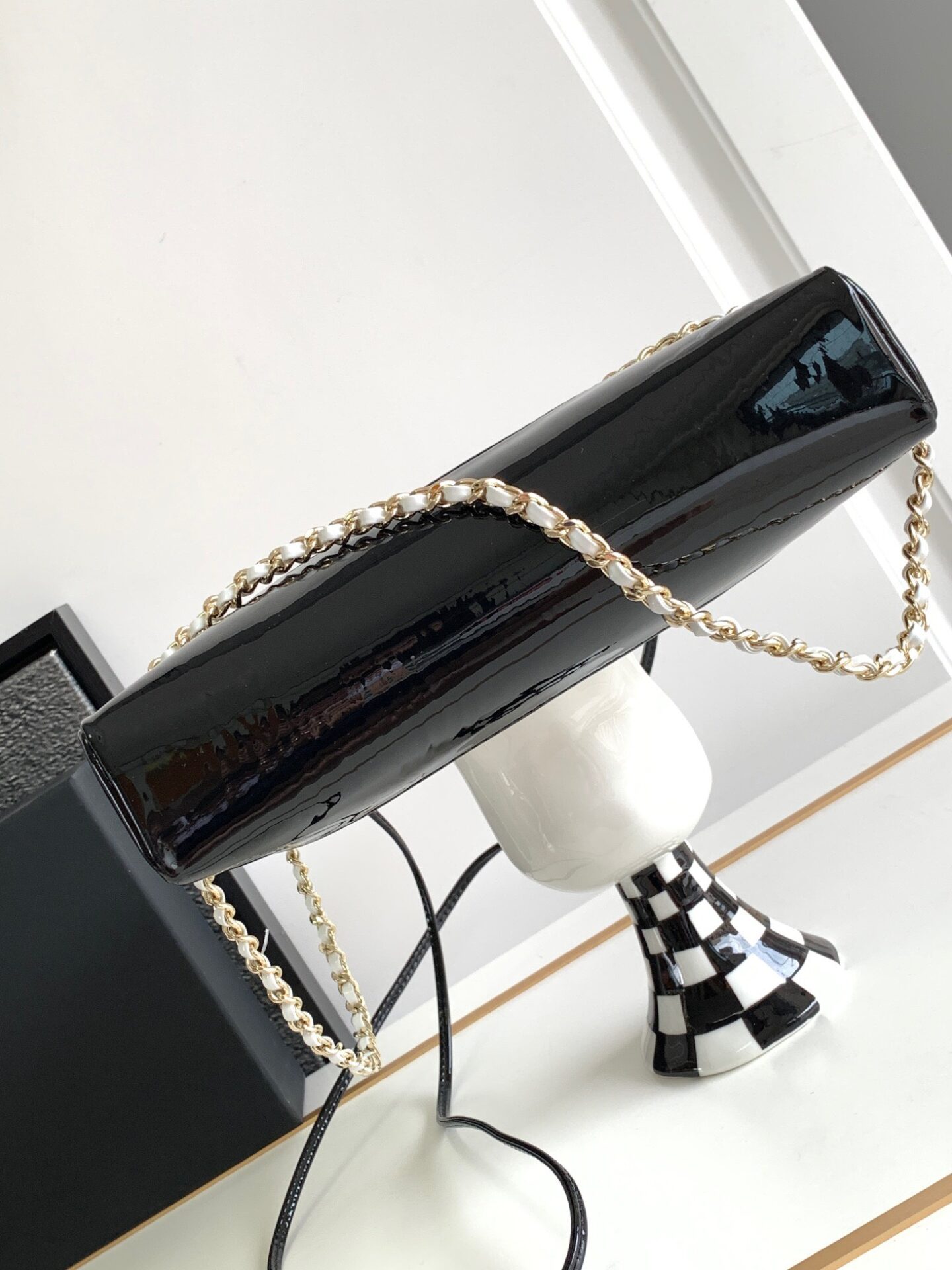 Túi Xách Hàng Hiệu Chanel 31 Bag Nữ Màu Trắng 22x23x5 (7) Túi Xách Hàng Hiệu Chanel 31 Bag Nữ Màu Trắng 22x23x5 (2)