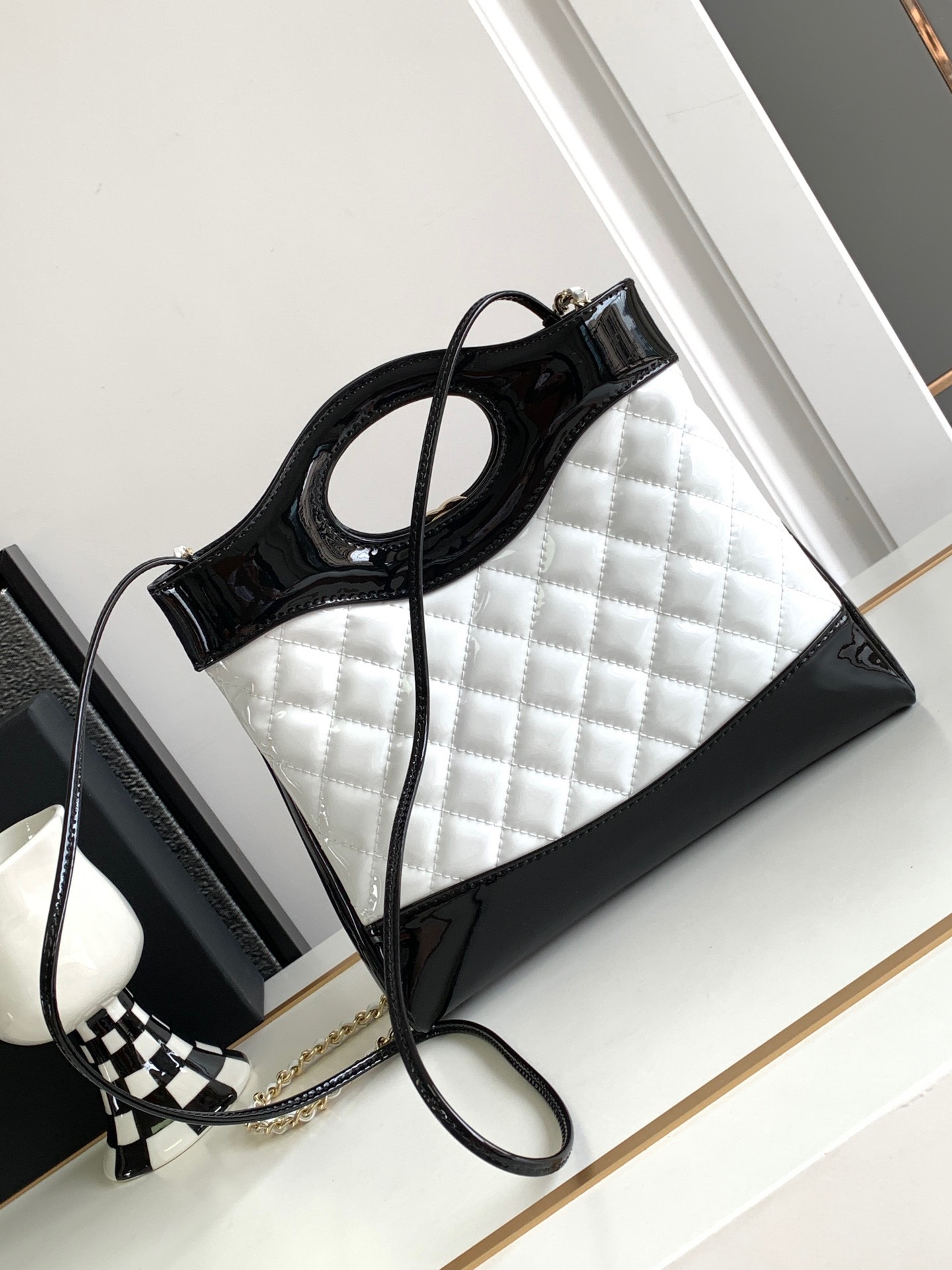 Túi Xách Hàng Hiệu Chanel 31 Bag Nữ Màu Trắng 22x23x5 (8) Túi Xách Hàng Hiệu Chanel 31 Bag Nữ Màu Trắng 22x23x5 (2)