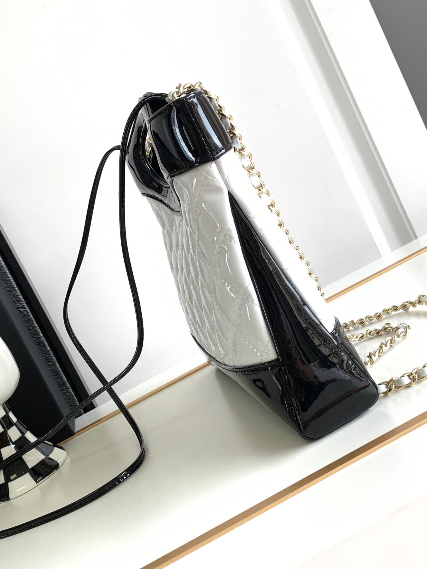 Túi Xách Hàng Hiệu Chanel 31 Bag Nữ Màu Trắng 22x23x5 (9) Túi Xách Hàng Hiệu Chanel 31 Bag Nữ Màu Trắng 22x23x5 (2)