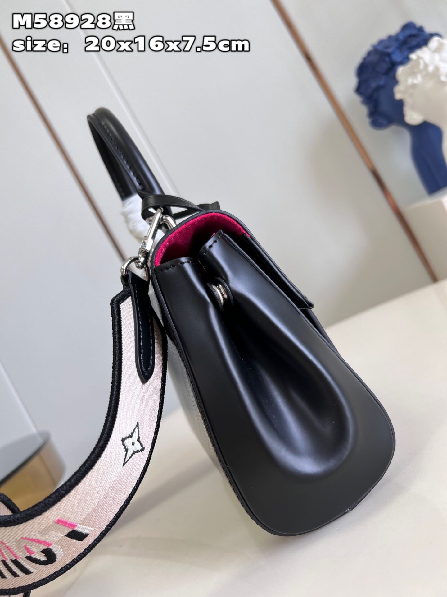 Túi Xách Louis Vuitton LV Clunny Replica 11 Cao Cấp Nữ Màu Đen 20x16cm (7) Túi Xách Louis Vuitton LV Clunny Replica 11 Cao Cấp Nữ Màu Đen 20x16cm (2)