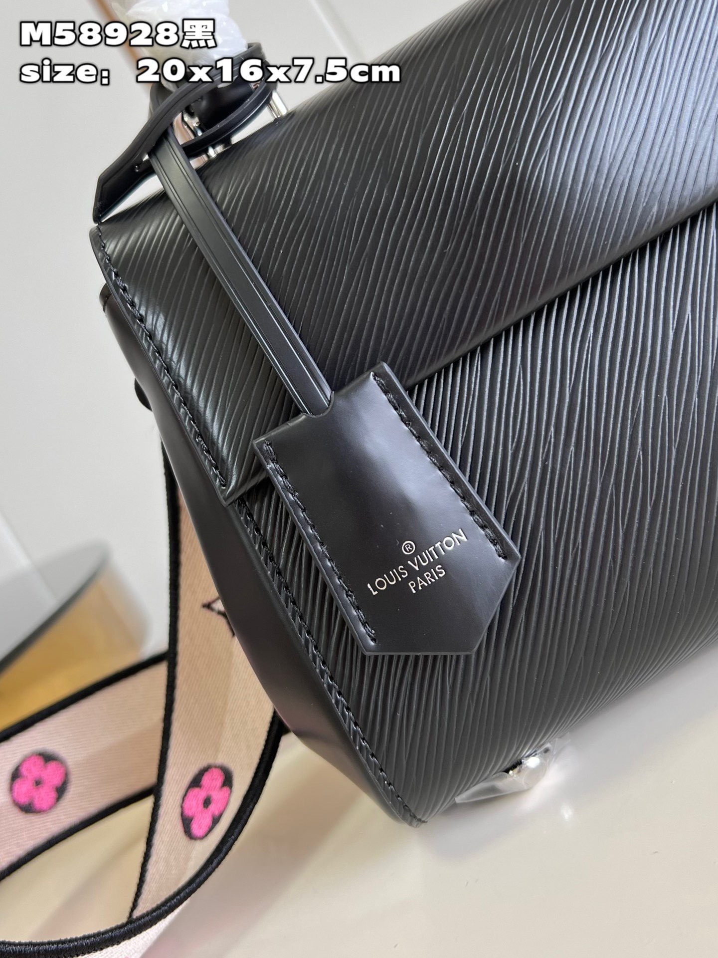 Túi Xách Louis Vuitton LV Clunny Replica 11 Cao Cấp Nữ Màu Đen 20x16cm (9) Túi Xách Louis Vuitton LV Clunny Replica 11 Cao Cấp Nữ Màu Đen 20x16cm (2)