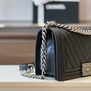 Túi Xách Nữ Chanel Boy Medium Màu Đen Like Auth Vân Chữ V 25cm (2)