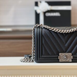 Túi Xách Nữ Chanel Boy Medium Màu Đen Like Auth Vân Chữ V 25cm (2)