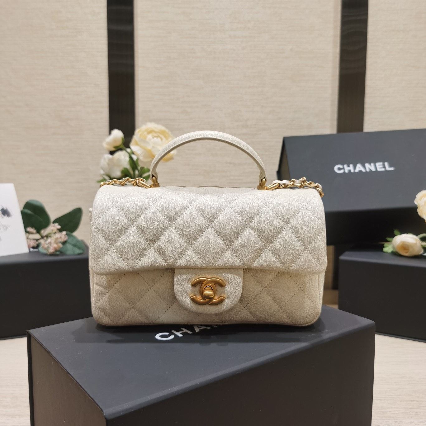 Túi Xách Nữ Chanel Handle Replica 11 Cao Cấp Màu Trắng 20cm (1) Túi Xách Nữ Chanel Handle Replica 11 Cao Cấp Màu Trắng 20cm (2)