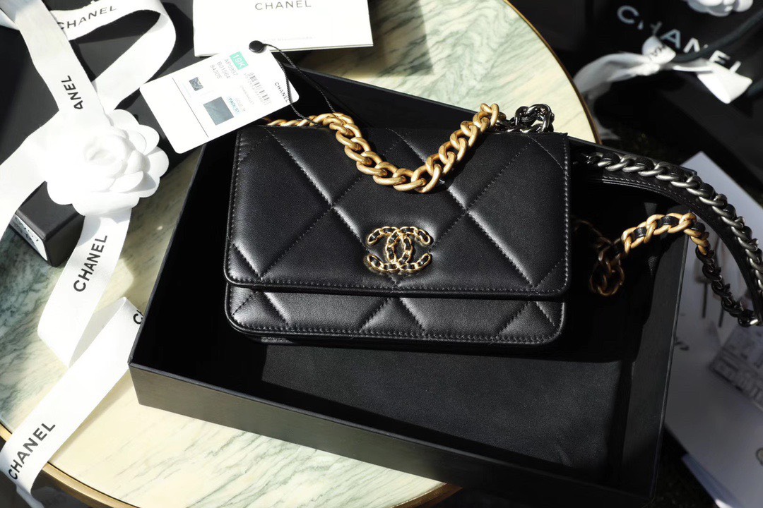 Túi Xách Nữ Chanel Woc C19 Replica 11 Cao Cấp Màu Đen Size 19cm (1) Túi Xách Nữ Chanel Woc C19 Replica 11 Cao Cấp Màu Đen Size 19cm (2)