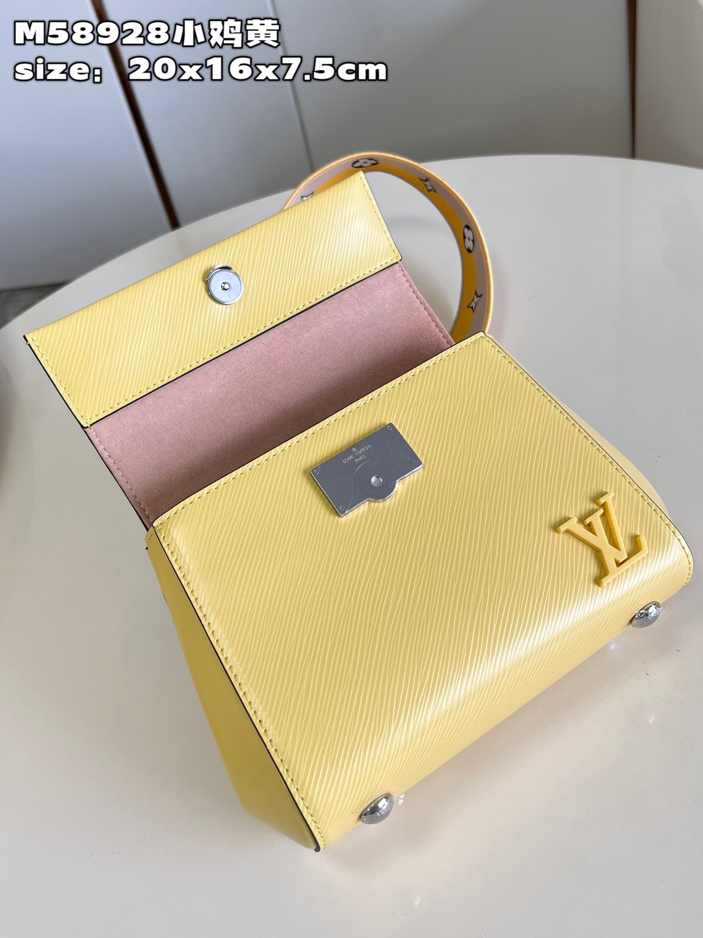 Túi Xách Nữ Louis Vuitton LV Clunny Rep 11 Cao Cấp Màu Vàng 20x16cm (6) Túi Xách Nữ Louis Vuitton LV Clunny Rep 11 Cao Cấp Màu Vàng 20x16cm (2)