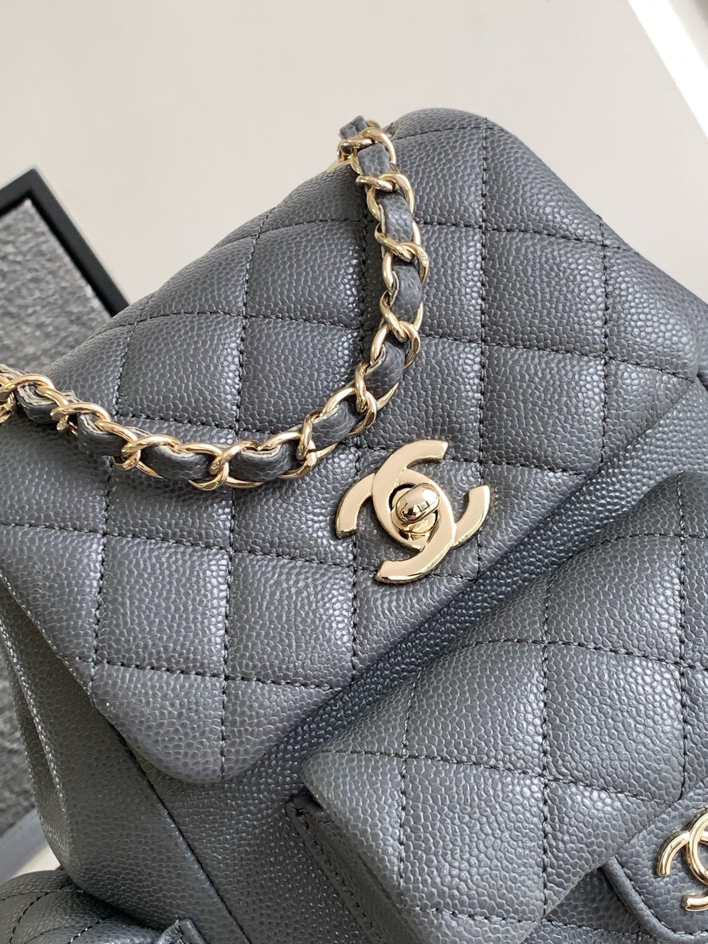 Balo Chanel Da Hạt Replica 11 Cao Cấp Màu Xám 21.5x19 (5) Balo Chanel Da Hạt Replica 11 Cao Cấp Màu Xám 21.5x19 (2)