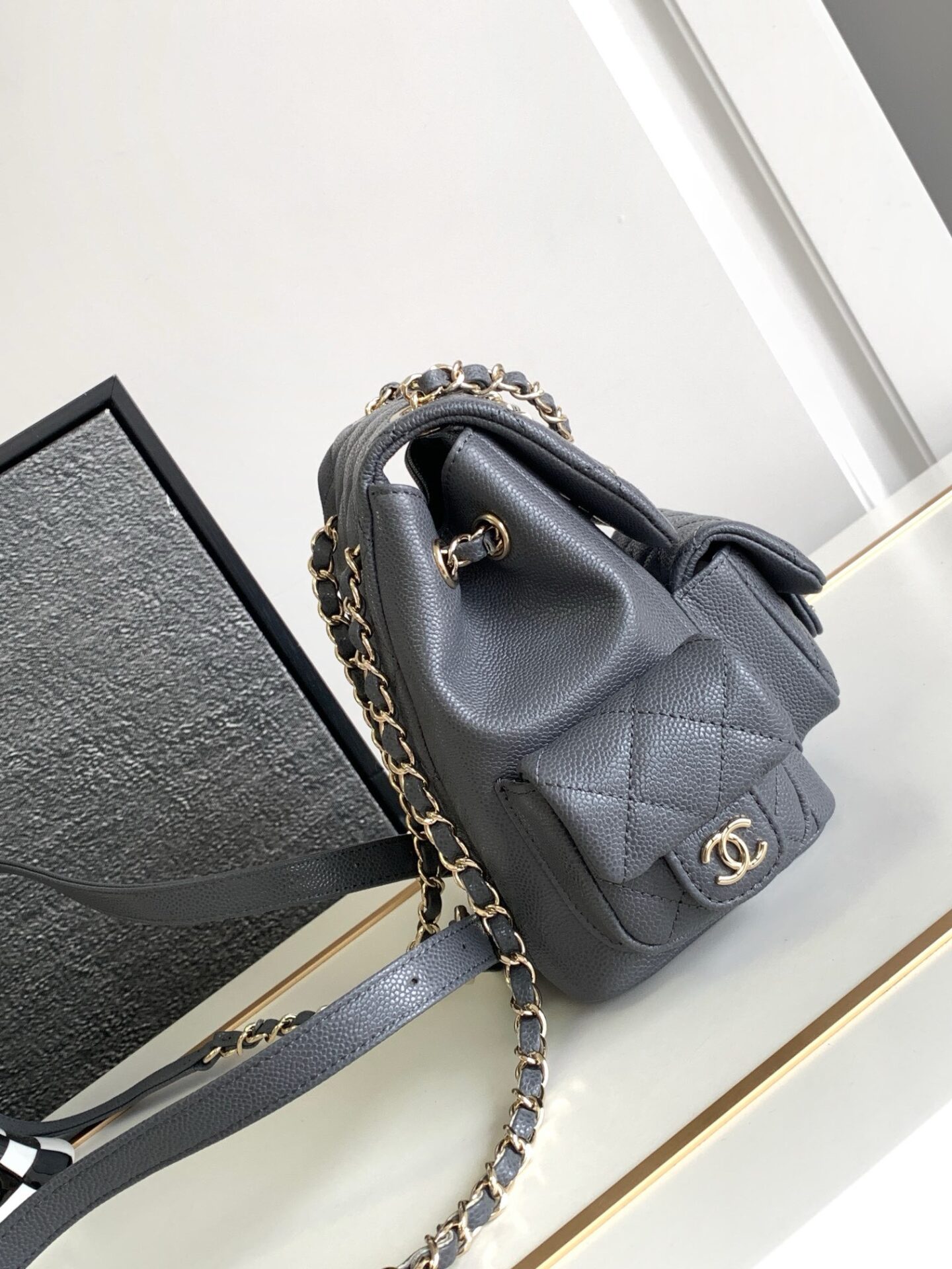 Balo Chanel Da Hạt Replica 11 Cao Cấp Màu Xám 21.5x19 (8) Balo Chanel Da Hạt Replica 11 Cao Cấp Màu Xám 21.5x19 (2)