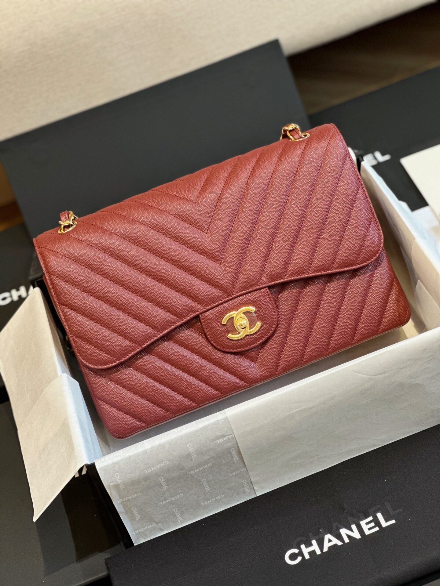 Túi Xách Chanel Classic Jumbo Da Hạt Carvia Like Auth Màu Đỏ 30cm (8) Túi Xách Chanel Classic Jumbo Da Hạt Carvia Like Auth Màu Đỏ 30cm (2)