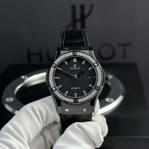 Đồng Hồ Hublot Chế Tác Vỏ Gốm Đen Đính Đá Tinh Chỉnh Máy SW300 Nhà Máy JJZ 42mm (1)
