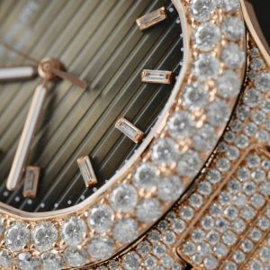 Patek Philippe Nautilus 5711 Chế Tác Bọc Vàng Thật + Đính Full Kim Cương Moissanite Hong Kong 40mm (2)