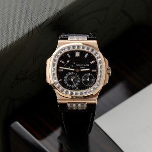 Patek Philippe Nautilus 5724R Replica 11 Cao Cấp Màu Đen Nhà Máy GR 40mm (2)