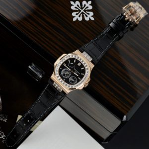 Patek Philippe Nautilus 5724R Replica 11 Cao Cấp Màu Đen Nhà Máy GR 40mm (2)