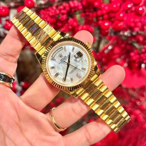 Rolex Chế Tác Mặt Xà Cừ Tự Nhiên Cọc Số Moissanite Bọc Vàng Day-Date GMF 40mm (10)