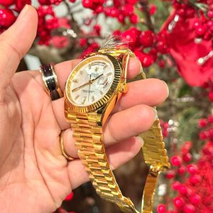 Rolex Chế Tác Mặt Xà Cừ Tự Nhiên Cọc Số Moissanite Bọc Vàng Day-Date GMF 40mm (10)