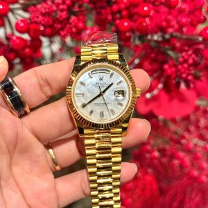 Rolex Chế Tác Mặt Xà Cừ Tự Nhiên Cọc Số Moissanite Bọc Vàng Day-Date GMF 40mm (10)