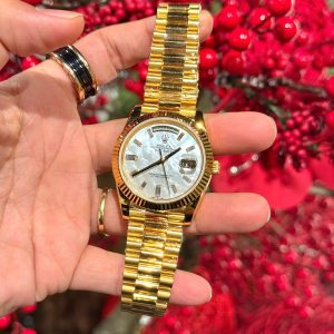 Rolex Chế Tác Mặt Xà Cừ Tự Nhiên Cọc Số Moissanite Bọc Vàng Day-Date GMF 40mm (10)