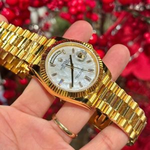 Rolex Chế Tác Mặt Xà Cừ Tự Nhiên Cọc Số Moissanite Bọc Vàng Day-Date GMF 40mm (10)