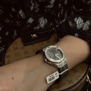 Hublot Classic Fusion Nữ Mặt Xám Chế Tác Kim Cương Moissanite Hong Kong 33mm (2)