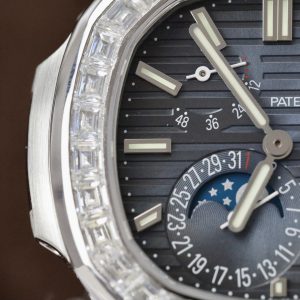 Patek Philippe Nautilus 5724G Rep 11 Mặt Tinh Chỉnh + Đính Kim Cương Moissanite Baguette 40mm (2)