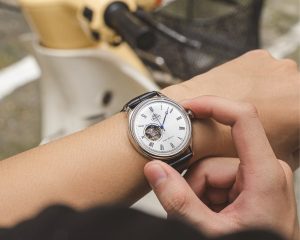 Đồng Hồ Hand Winding Là Gì Khác Biệt Với Automatic Đồng Hồ Cơ