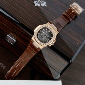 Đồng Hồ Patek Philippe Nautilus 5724R Rep 1 1 Đính Đá Dây Da Nhà Máy PPF 40mm (11)