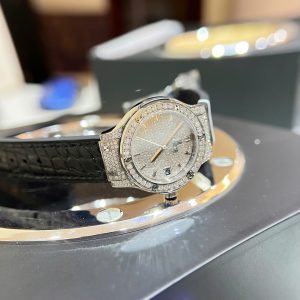 Đồng Hồ Hublot Classic Fusion Titanium Diamonds Pavé Đính Full Moissanite Máy Pin 33mm (2)