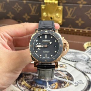 Panerai Submersible PAM974 Replica Cao Cấp Mặt Đen Máy Cơ Thụy Sỹ Nhà Máy VS 42mm (1)