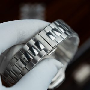 Patek Philippe Nautilus 5740 Replica Cao Cấp Mặt Xám Viền Đính Đá Baguette 40mm (1)