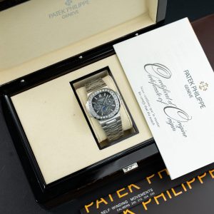 Patek Philippe Nautilus 5740 Replica Cao Cấp Mặt Xám Viền Đính Đá Baguette 40mm (1)