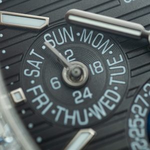 Patek Philippe Nautilus 5740 Replica Cao Cấp Mặt Xám Viền Đính Đá Baguette 40mm (1)