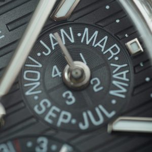 Patek Philippe Nautilus 5740 Replica Cao Cấp Mặt Xám Viền Đính Đá Baguette 40mm (1)