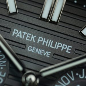 Patek Philippe Nautilus 5740 Replica Cao Cấp Mặt Xám Viền Đính Đá Baguette 40mm (1)